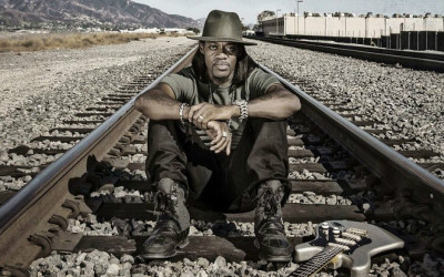 ERIC GALES «Middle Of The Road» (Provogue Records, 2017)